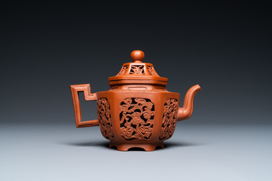 Une th&eacute;i&egrave;re couverte ajour&eacute;e &agrave; double parois en gr&egrave;s de Yixing, Chine, Kangxi