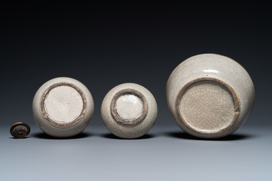 A Chinese ge-type crackle-glazed vase, a bowl and a water pipe, 18/19th C.