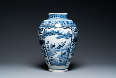 Een Japanse blauw-witte Arita vaas met een tijger, Edo, 17e eeuw