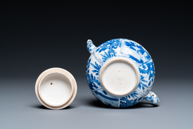 A Chinese blue and white teapot and cover, Kangxi