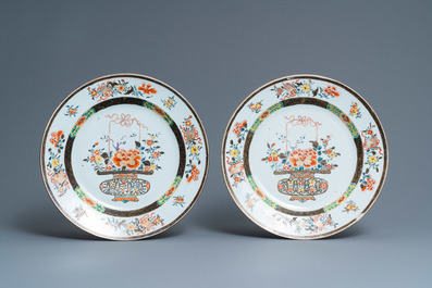 Une paire de plats en porcelaine de Chine famille verte &agrave; d&eacute;cor d'un panier fleuri, Yongzheng