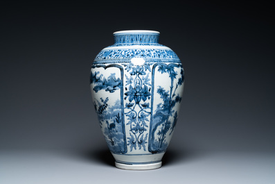 Een Japanse blauw-witte Arita vaas met een tijger, Edo, 17e eeuw