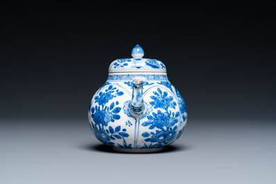 A Chinese blue and white teapot and cover, Kangxi