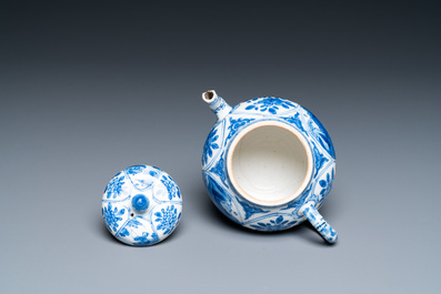 A Chinese blue and white teapot and cover, Kangxi