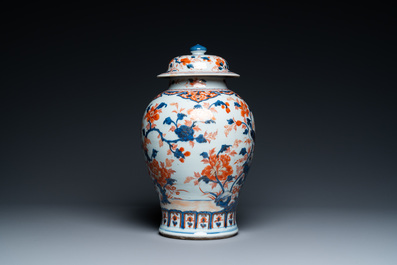 A Chinese Imari-style vase and cover, Kangxi