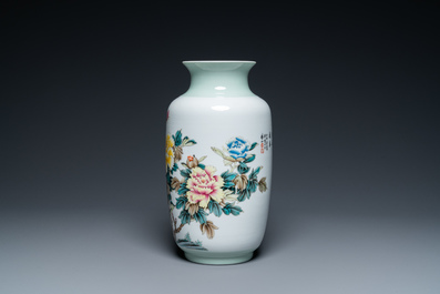 Een Chinese famille rose vaas met floraal decor, 20e eeuw