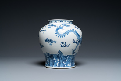 Een Chinese blauw-witte 'draken' vaas, 19e eeuw