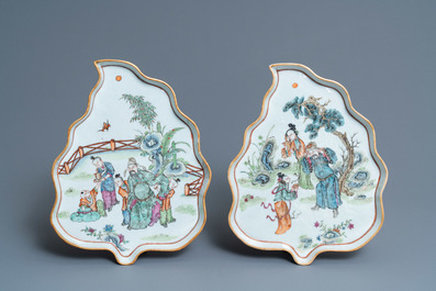 Twee Chinese bladvormige famille rose schotels, 19e eeuw
