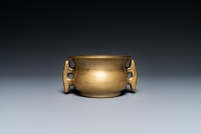 Un br&ucirc;le-parfum de type 'yilu' en bronze, marque de Xuande, Chine, 17&egrave;me