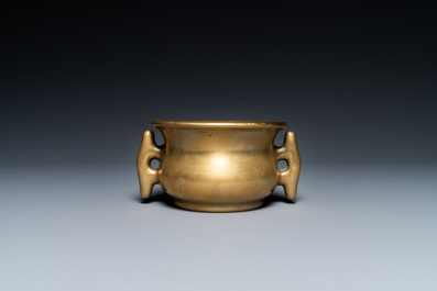 Un br&ucirc;le-parfum de type 'yilu' en bronze, marque de Xuande, Chine, 17&egrave;me