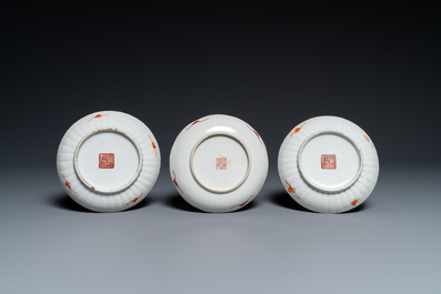 Zeven Chinese famille rose schotels, een theepot en een dekseldoos, 19e eeuw