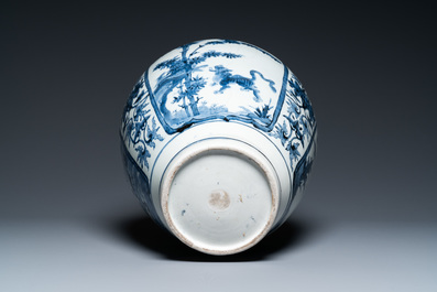 Een Japanse blauw-witte Arita vaas met een tijger, Edo, 17e eeuw