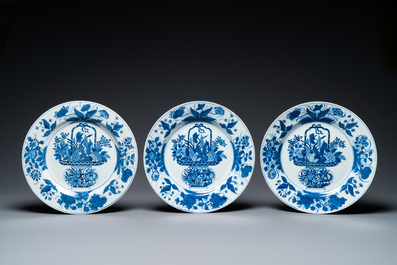 Vijf Chinese blauw-witte schotels en drie borden, Kangxi