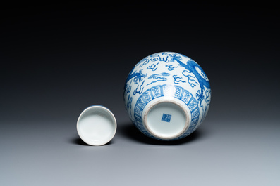 Un pot couvert en porcelaine de Chine en bleu et blanc, marque et peut-&ecirc;tre &eacute;poque de Qianlong
