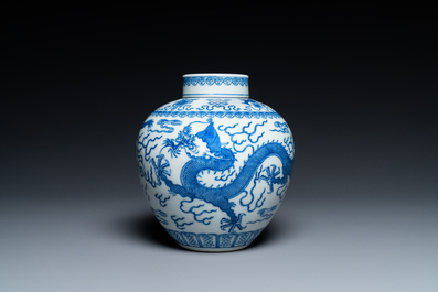 Un pot couvert en porcelaine de Chine en bleu et blanc, marque et peut-&ecirc;tre &eacute;poque de Qianlong