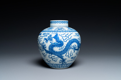 Un pot couvert en porcelaine de Chine en bleu et blanc, marque et peut-&ecirc;tre &eacute;poque de Qianlong