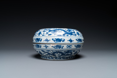 Een Chinese blauw-witte 'honderd jongens' dekseldoos, Wanli merk en periode