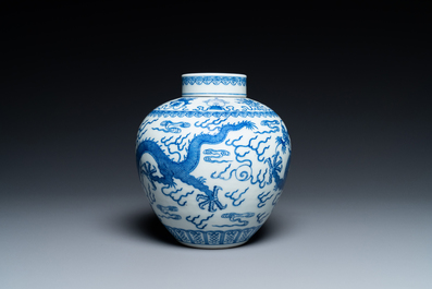 Un pot couvert en porcelaine de Chine en bleu et blanc, marque et peut-&ecirc;tre &eacute;poque de Qianlong