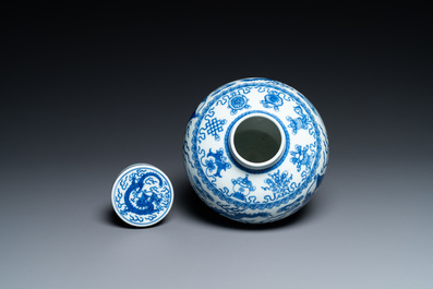 Un pot couvert en porcelaine de Chine en bleu et blanc, marque et peut-&ecirc;tre &eacute;poque de Qianlong