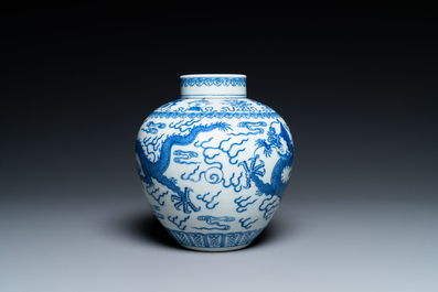 Un pot couvert en porcelaine de Chine en bleu et blanc, marque et peut-&ecirc;tre &eacute;poque de Qianlong