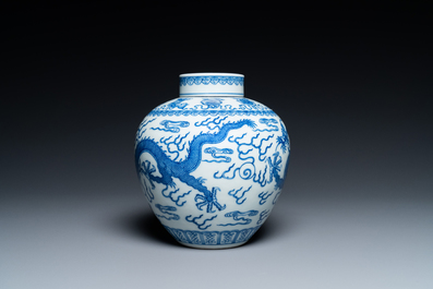 Un pot couvert en porcelaine de Chine en bleu et blanc, marque et peut-&ecirc;tre &eacute;poque de Qianlong