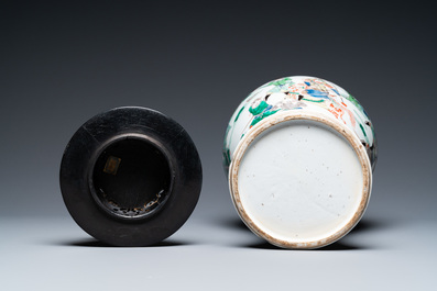A Chinese famille verte 'battle scene' vase, 19th C.