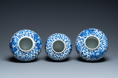 Drie Chinese blauw-witte dekselpotten met florale slingers, 19e eeuw