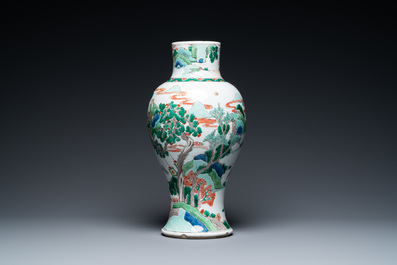 A Chinese famille verte 'battle scene' vase, 19th C.