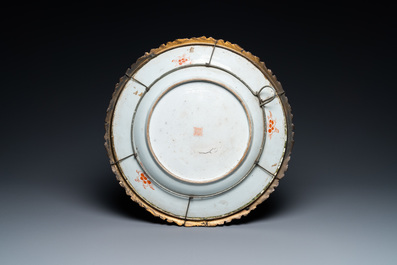 Een overgedecoreerde Chinese schotel met bronzen montuur, Kangxi