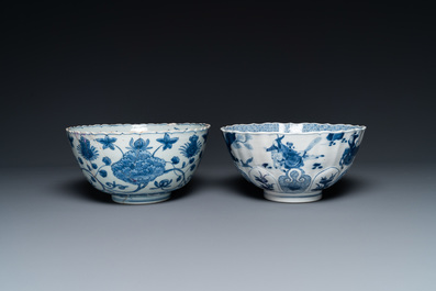Twee Chinese blauw-witte kommen, Kangxi en Wanli
