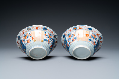 Une paire de bols en porcelaine de Chine de style Imari, Kangxi
