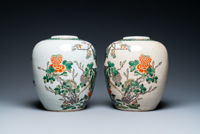 A pair of Chinese famille verte crackle-glazed jars, 19th C.