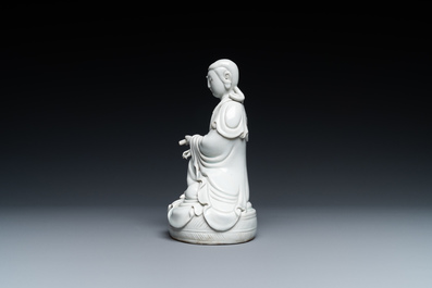 Een Chinese Dehua blanc de Chine figuur van Guanyin, 19/20e eeuw