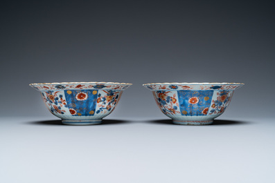 Une paire de bols en porcelaine de Chine de style Imari, Kangxi