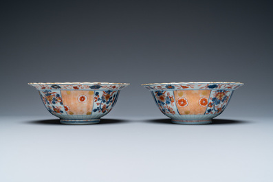 Une paire de bols en porcelaine de Chine de style Imari, Kangxi