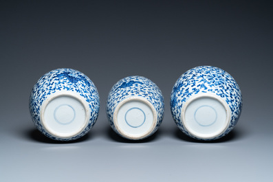 Drie Chinese blauw-witte dekselpotten met florale slingers, 19e eeuw