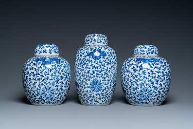 Drie Chinese blauw-witte dekselpotten met florale slingers, 19e eeuw