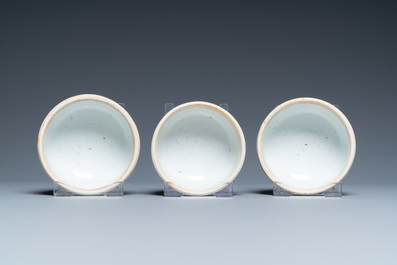 Drie Chinese blauw-witte dekselpotten met florale slingers, 19e eeuw