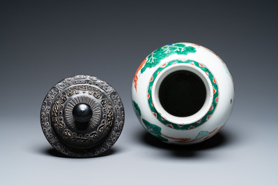 A Chinese famille verte 'battle scene' vase, 19th C.