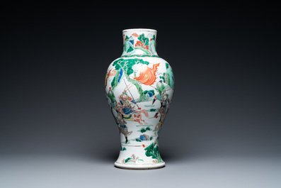 A Chinese famille verte 'battle scene' vase, 19th C.