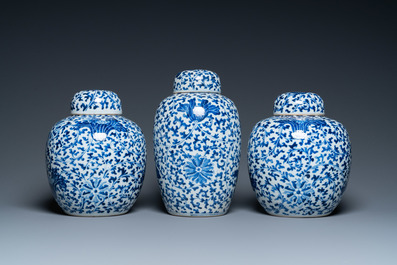 Drie Chinese blauw-witte dekselpotten met florale slingers, 19e eeuw