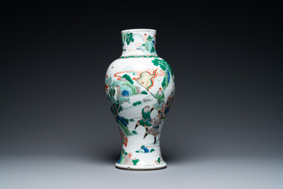 A Chinese famille verte 'battle scene' vase, 19th C.