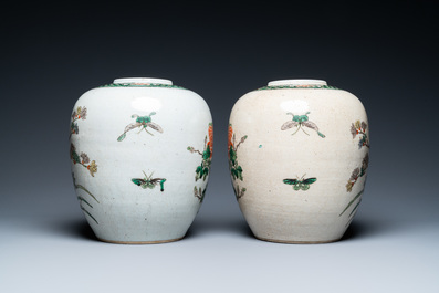 A pair of Chinese famille verte crackle-glazed jars, 19th C.