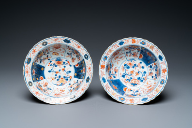 Une paire de bols en porcelaine de Chine de style Imari, Kangxi