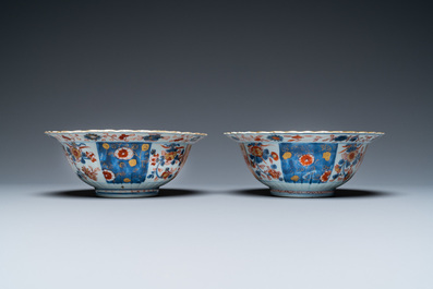 Une paire de bols en porcelaine de Chine de style Imari, Kangxi