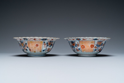 Une paire de bols en porcelaine de Chine de style Imari, Kangxi