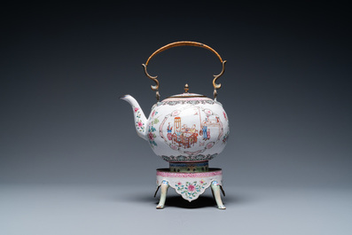 Een Chinese Canton email theepot op komfoor, Qianlong