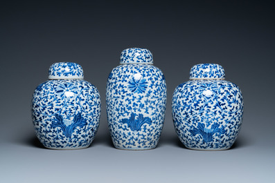 Drie Chinese blauw-witte dekselpotten met florale slingers, 19e eeuw