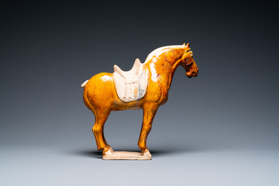Un mod&egrave;le d'un cheval en terre cuite &agrave; gla&ccedil;ure ambre et beige, Chine, Tang