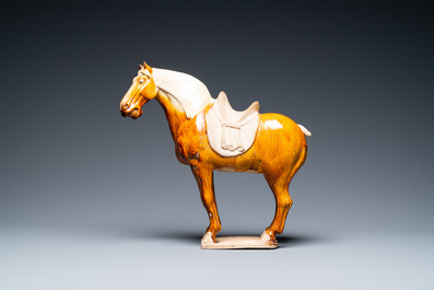 Un mod&egrave;le d'un cheval en terre cuite &agrave; gla&ccedil;ure ambre et beige, Chine, Tang